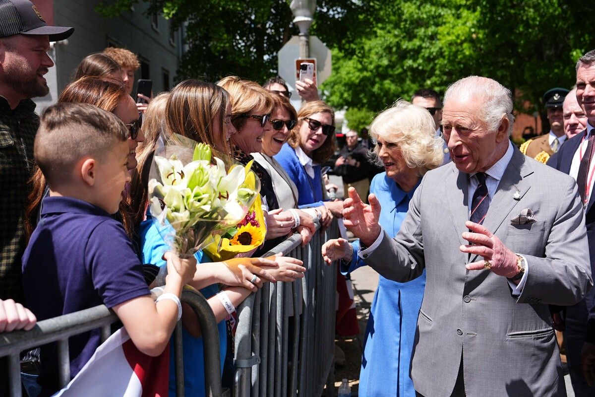 König Charles III. und Königin Camilla begrüßen Bürger in Washington.⇒afp
