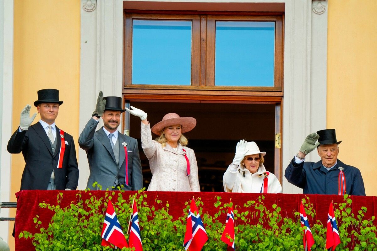 König Harald, Königin Sonja sowie Kronprinz Haakon und Kronprinzessin Mette-Marit begrüßen den Kinderumzug zum norwegischen Nationalfeiertag.
