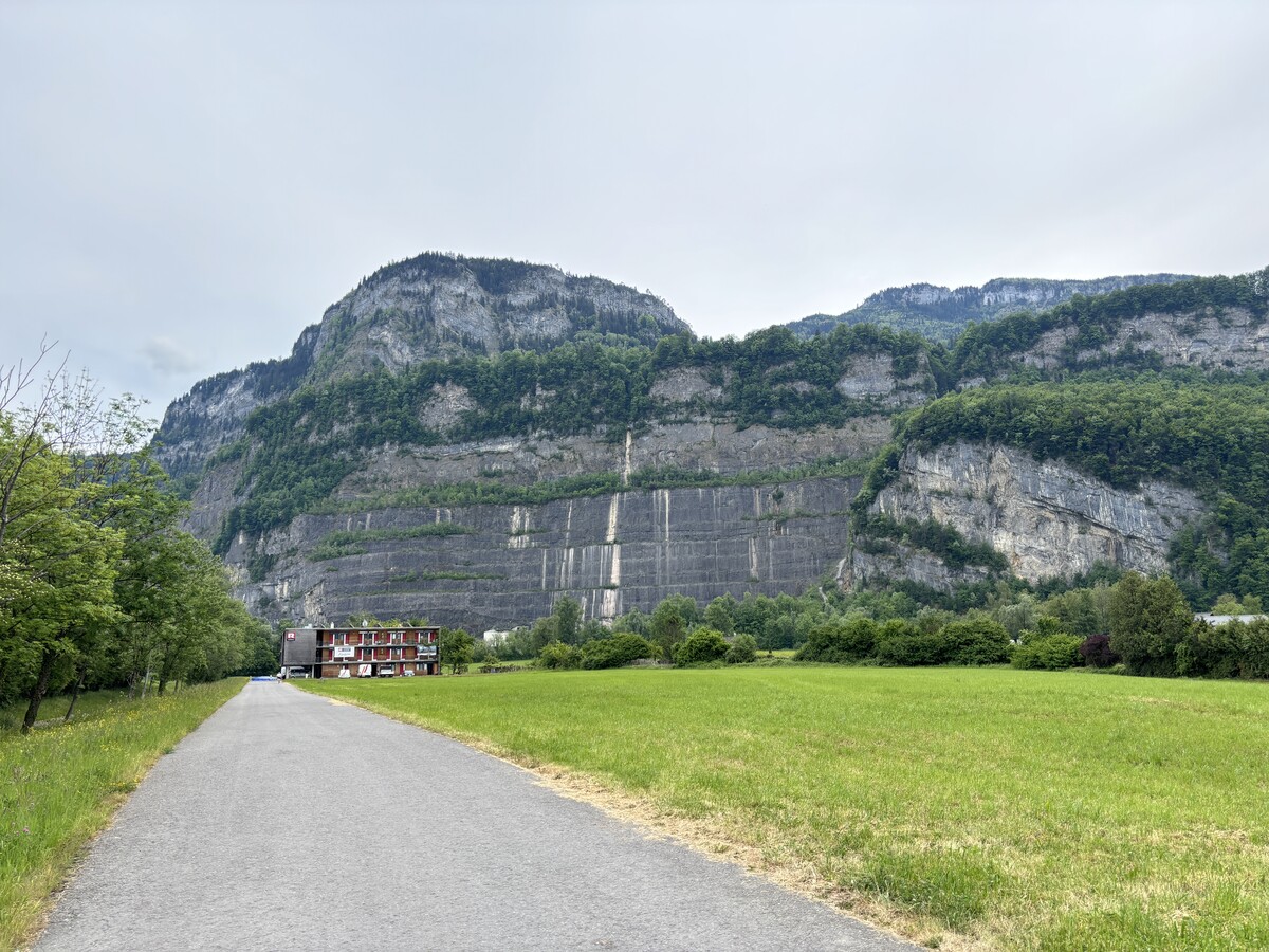 Kollision zweier Wingsuit-Springerinnen nach Absprung in Hohenems endet mit schweren Verletzungen.⇒vn/Rauch