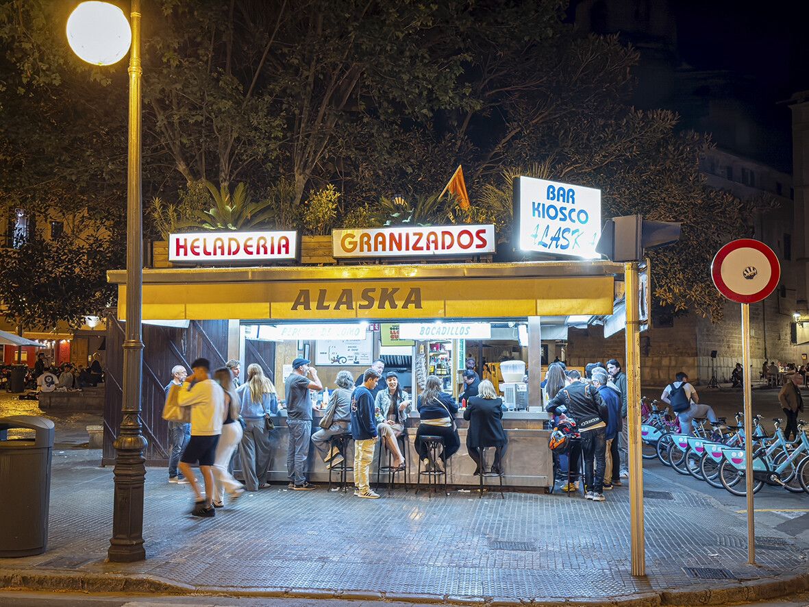 Kontrastprogramm gibt es beim Kiosk Alaska mit Burger und Bier.⇒Beate Rhomberg