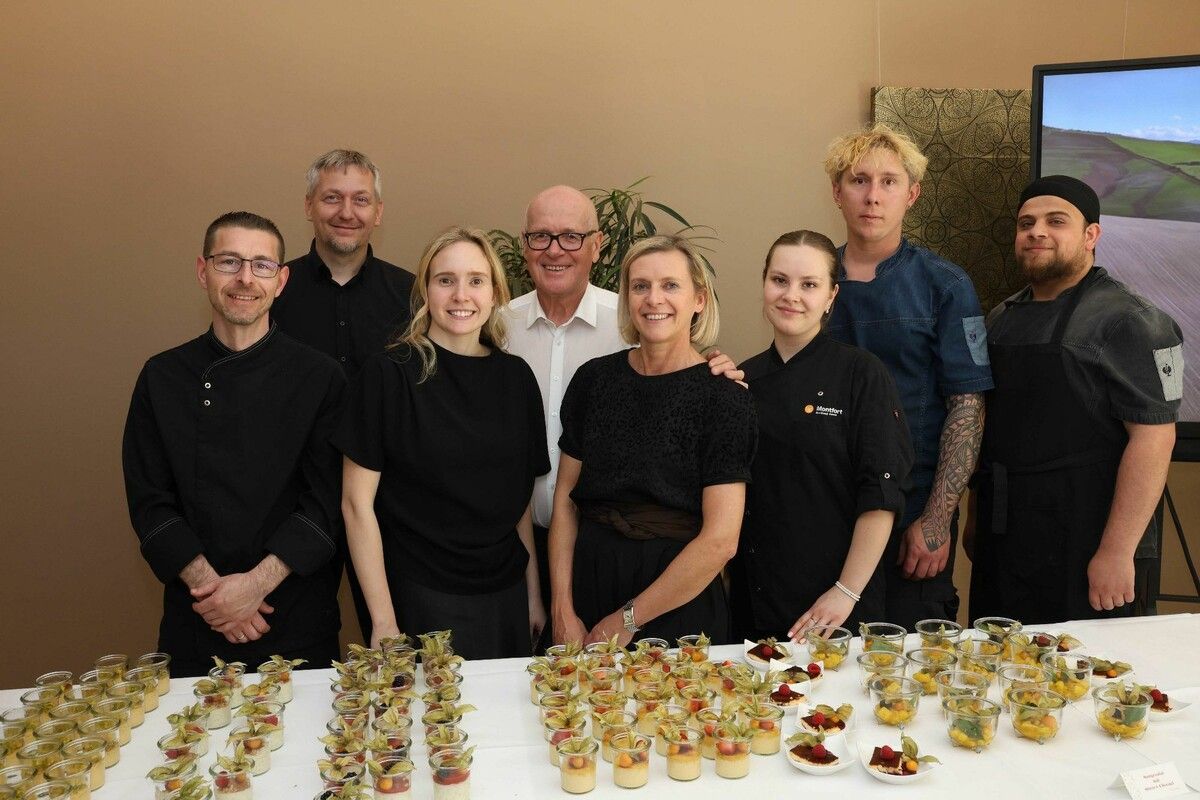 Küchenchef Matthias Sitek, Servicechef Stefan Ender, Elena, Dieter und Sabine Oberhöller, Daniijela Pyshniuk, Christian Palka und Hamze Alouche.⇒AME (2)