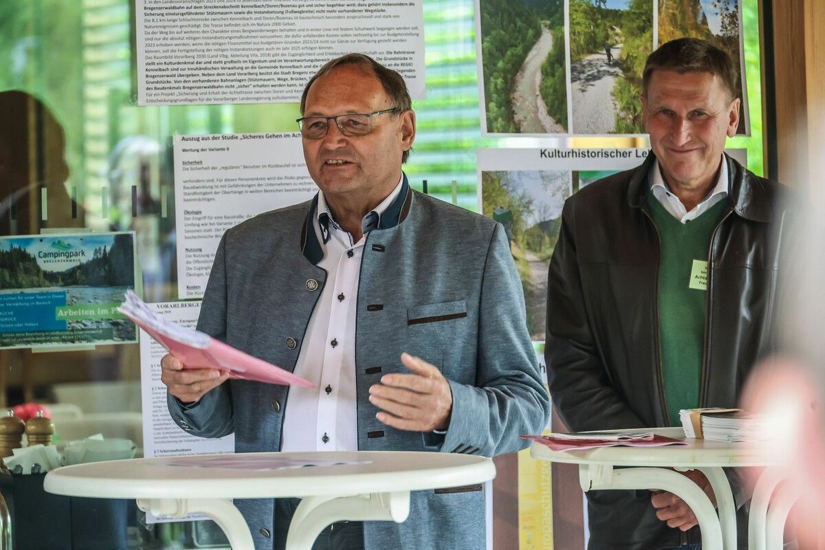 Kurt Krottenhammer (l.) und Hermann Wirth bei der Übergabe der Petition.⇒VN/PS