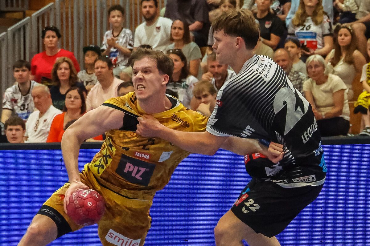 Louis Mönch setzte sich in seinem letzten Auftritt in der Handballarena Rieden ein „Denkmal“. Der Deutsche erzielte gegen Schwaz 16 Tore, darunter zehn Sekunden vor dem Abpfiff das siegbringende 34:33.⇒Steurer