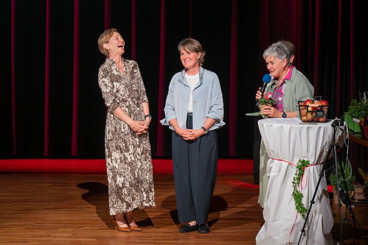 LR Martina Rüscher, Bgm. Angelika Moosbrugger und Obfrau Maria Claeßens bestens gelaunt bei den Interviews. ⇒GKPV Wolfurt (2)