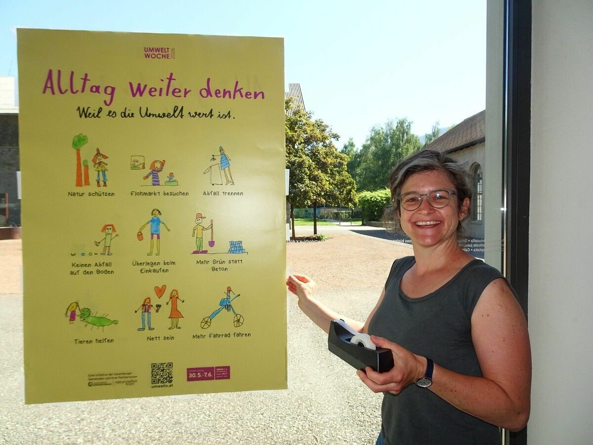 Lucia Emerich-Rüdisser mit dem diesjährigen Plakat der Umweltwoche, das von der VS Leopold gestaltet wurde. ⇒Carmen Thurnher (2)