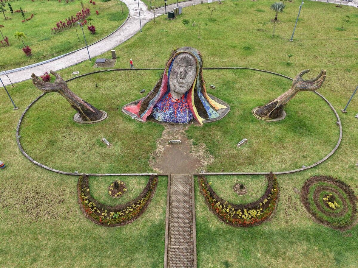 Luftaufnahme der Skulptur einer Tsáchila-Frau im Jelen-Tenka-Park („Herz des Dschungels“ auf Tsafiqui) in Santo Domingo, Ecuador. AFP (5)