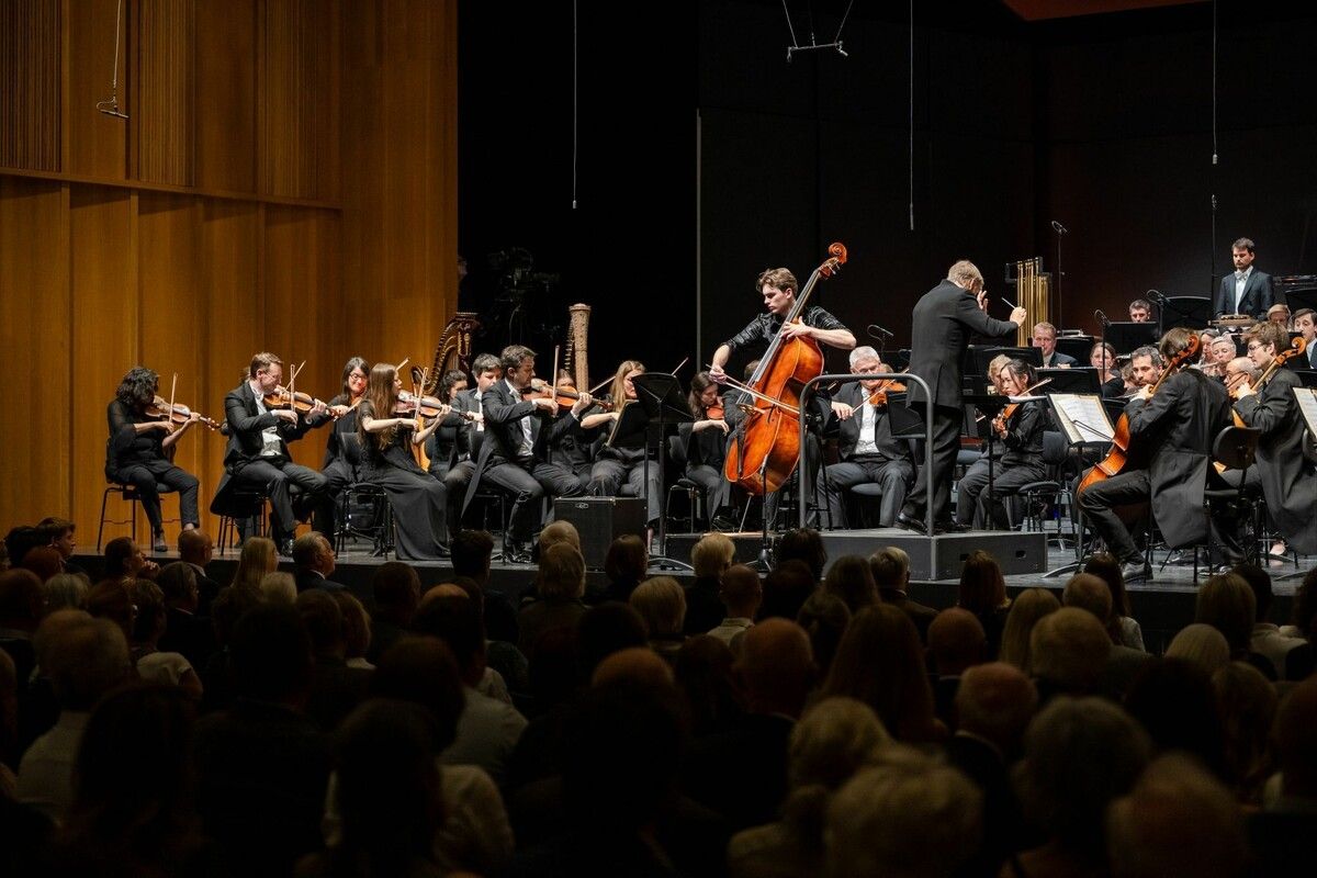 Marc André überzeugte mit Ivan Boumans’ „Concerto for Double Bass“ auf ganzer Linie.⇒Julian Konrad