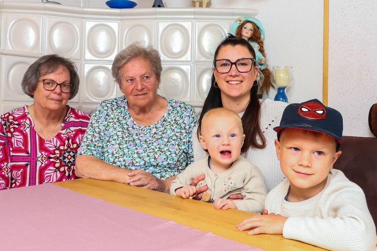 Marlies, Helene und Alexandra (v. l.) eint die Rolle als Mutter, doch ihre Voraussetzungen könnten unterschiedlicher kaum sein.⇒ VN/PS