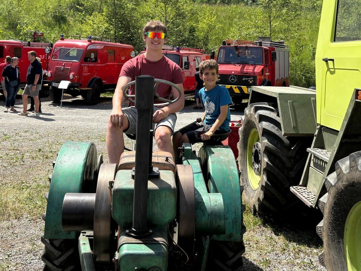 Mathias Nenning (18, mit Cousin Jonas auf dem Beifahrersitz) kaufte seinen Traktor vor vier Jahren. Mit Baujahr 1949 ist das Gefährt knapp 77 Jahre alt. ⇒VN/PFE