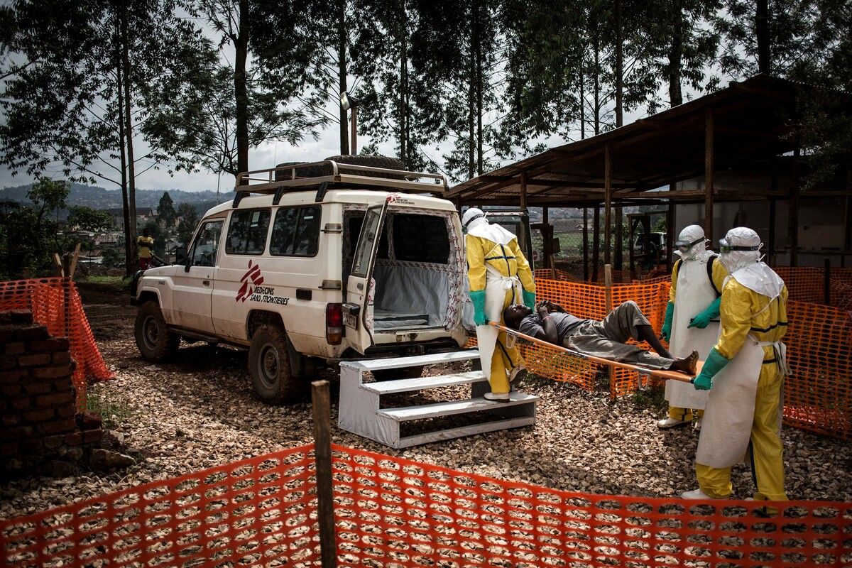 Medizinisches Personal in Schutzanzügen kämpft gegen die Ausbreitung von Ebola in der Demokratischen Republik Kongo. ⇒afp