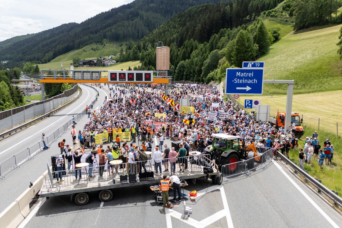 Mehrere Tausend Menschen protestierten auf der Autobahn gegen die seit Jahrzehnten steigende Verkehrsbelastung im Wipptal.⇒Apa