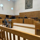 Angeklagter mit „Polizeitaxi“ vorgeführt