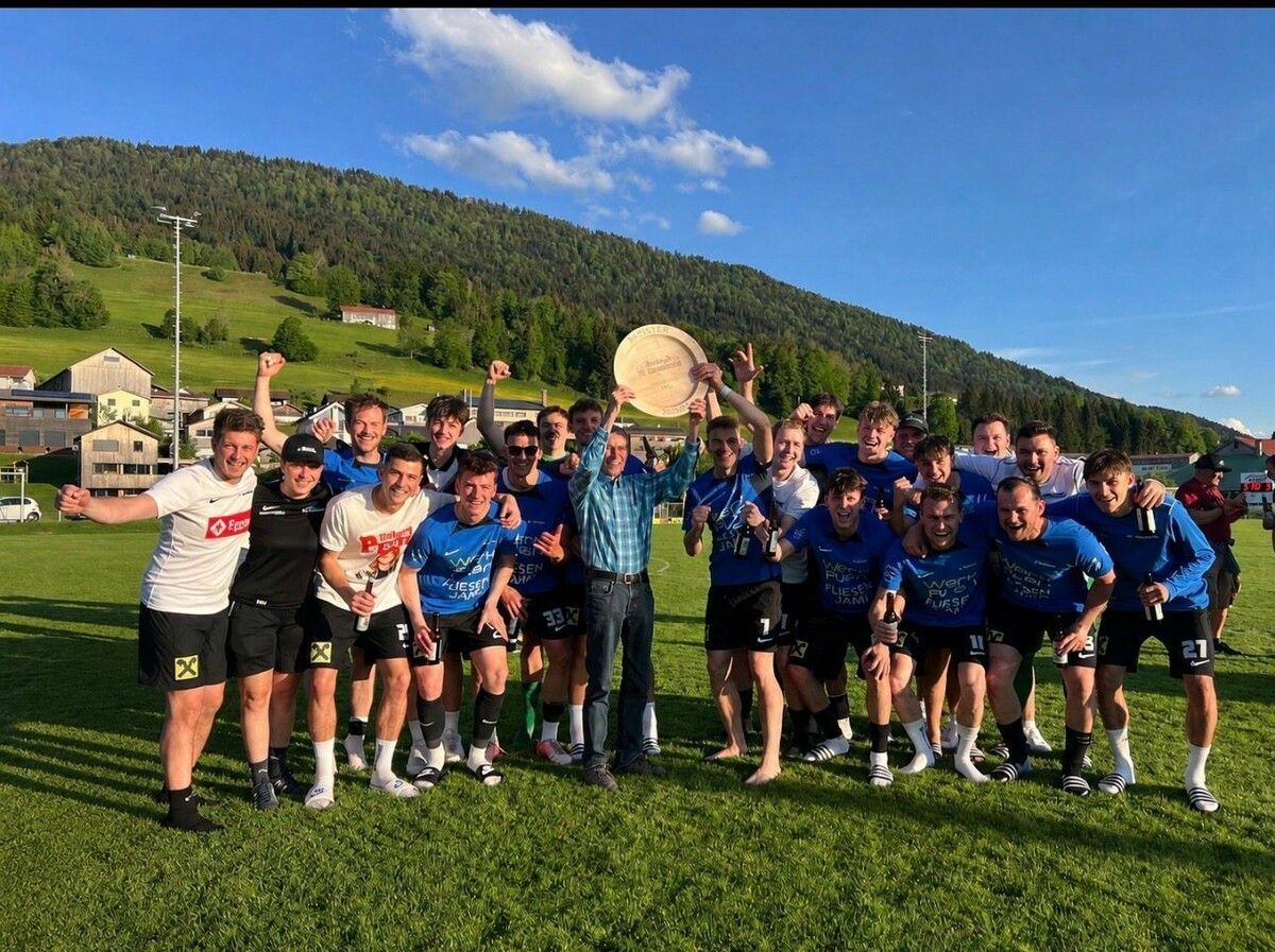 Meister und Aufsteiger in die VOL.AT-Eliteliga: FC Fliesen Jams Riefensberg. ⇒VEREIN (2)