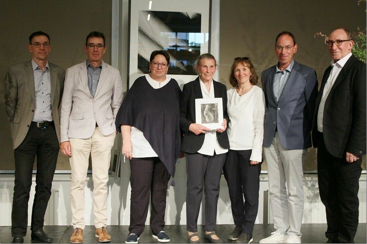 Michael Rauch, Martin Rauch, Elisabeth Simma-Rauch, Maria Rauch, Veronika Spiegel, Josef Rauch und Johannes Rauch bei der Buchpräsentation von Herbert Rauch.⇒vn/tk (3)