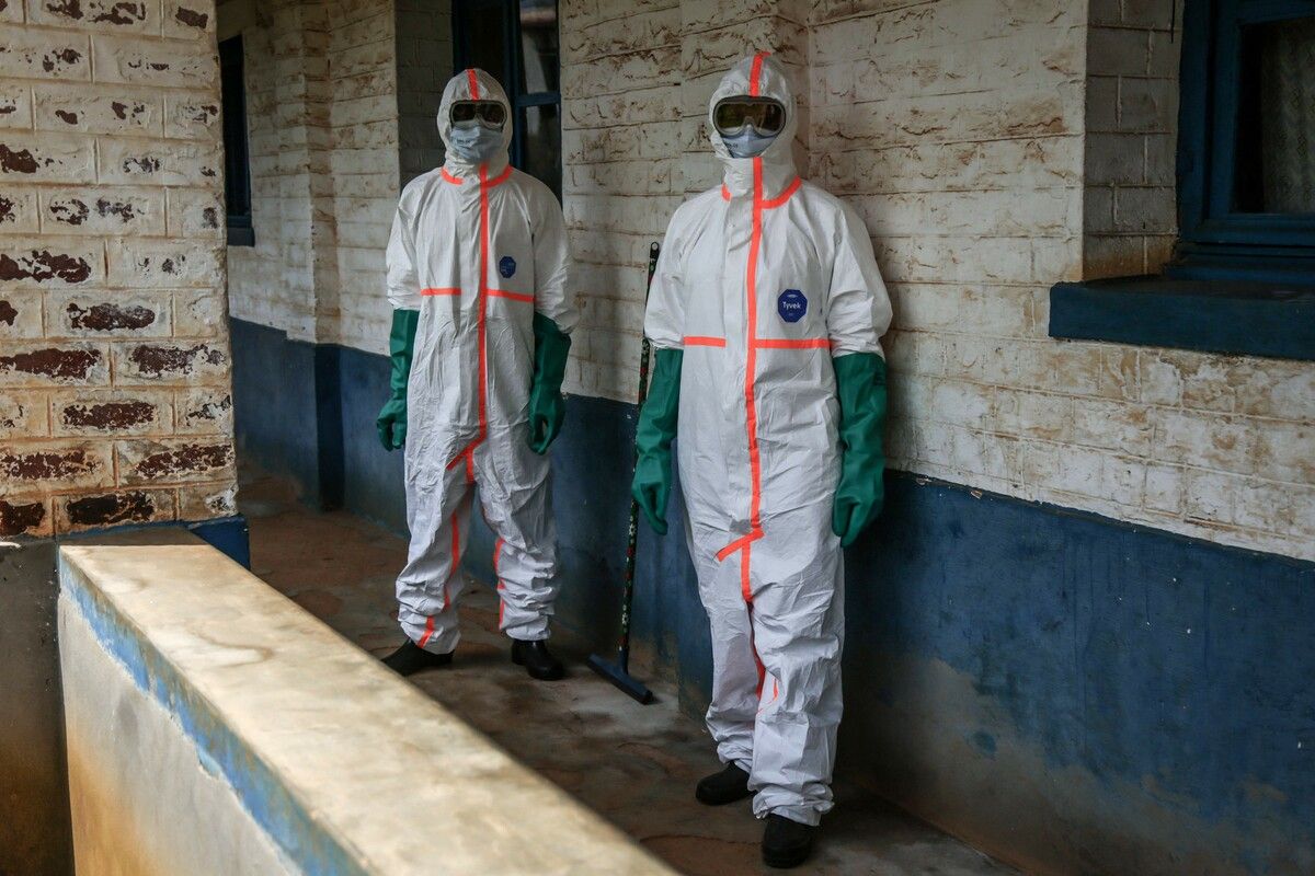 Mitarbeiter in Schutzanzügen kämpfen gegen den Ebola-Ausbruch im Kongo.⇒afp