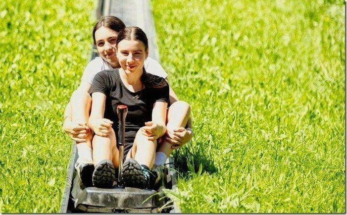 Mona und Maria freuen sich schon auf den Beginn der Sommerrodelbahn Laterns.
