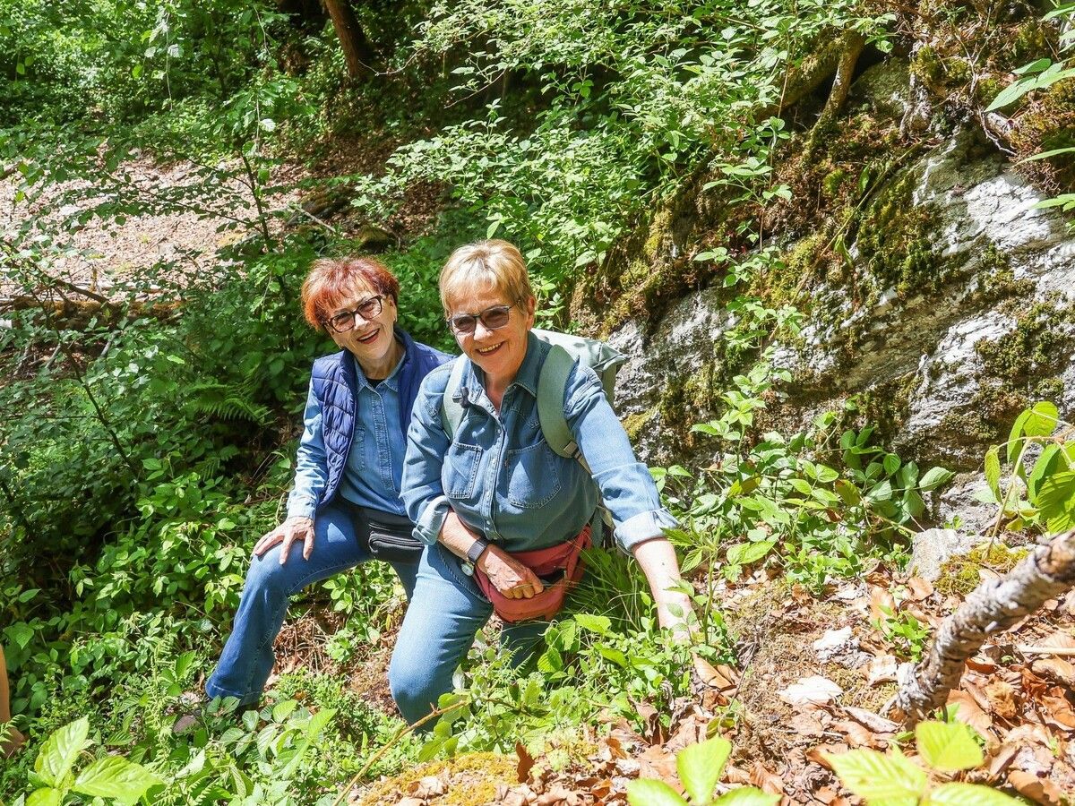 Monika Bischofsberger (l.) und Gisela Haydn-Dalus bekämpfen das Drüsige Springkraut überall, wo sie es sehen.⇒VN/Steurer