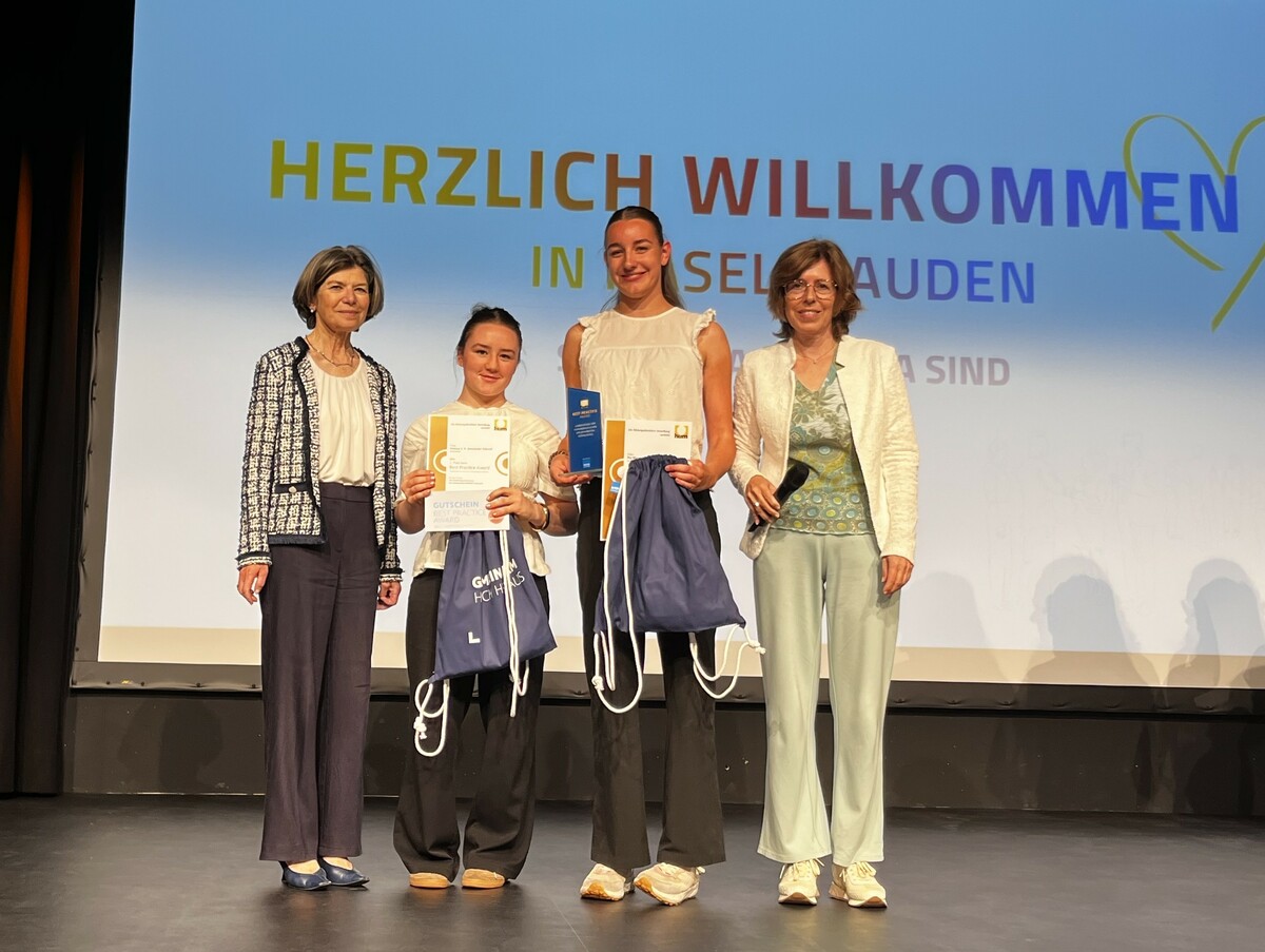 Monika Steurer (l., Bildungsdirektion) und Beatrice Pitsch (Hypo Vorarlberg) mit den Siegerinnen.⇒Hypo Vorarlberg