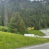 73-jähriger Motorradfahrer stürzt – Fahrzeug landet auf Wanderweg