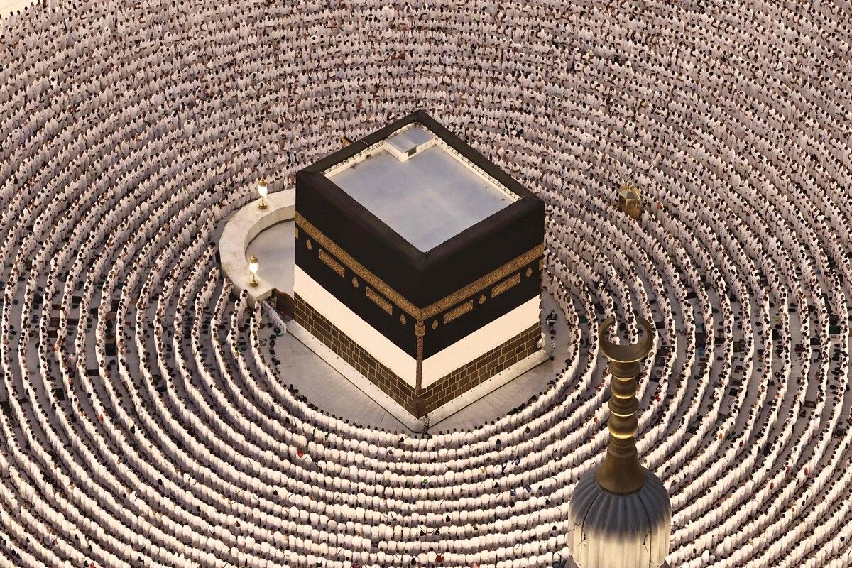 Muslime verrichten das Abendgebet rund um die Kaaba in Mekka; vor der Hadsch sind über 1,5 Millionen Pilger eingetroffen.