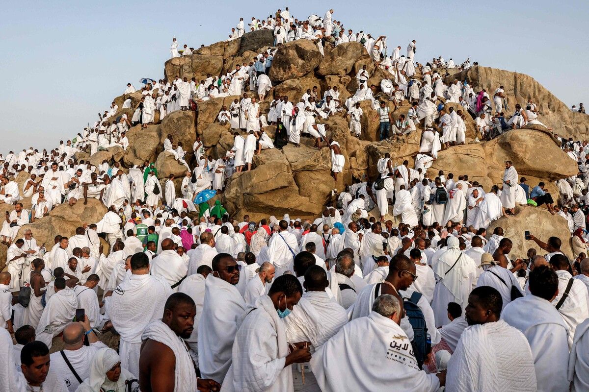 Muslimische Pilger beten am saudischen Berg Arafat, auch bekannt als Jabal al-Rahma oder Berg der Barmherzigkeit, während des Höhepunkts der Hadsch-Pilgerfahrt am 26. Mai. AFP (5)
