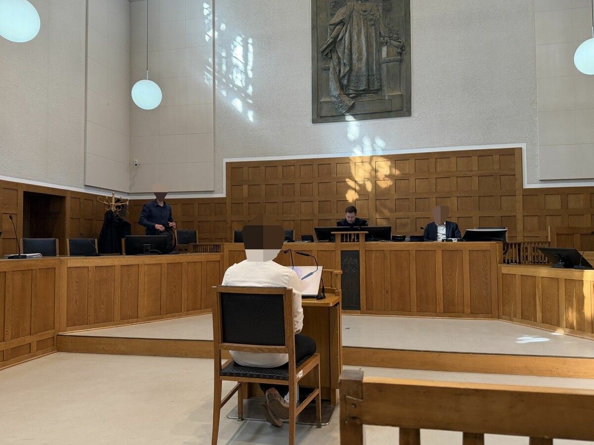 Nach fünf Jahren kam der Angeklagte persönlich zum Prozess.⇒WER