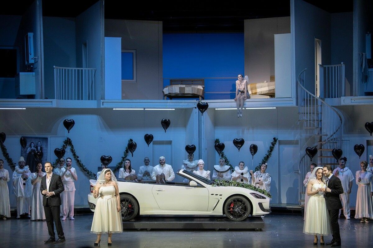 Neuinszenierung von Mozarts „Così fan tutte“ in St. Gallen: Temporeiche Komödie mit zeitgenössischem Flair.⇒Dufa Jedyta