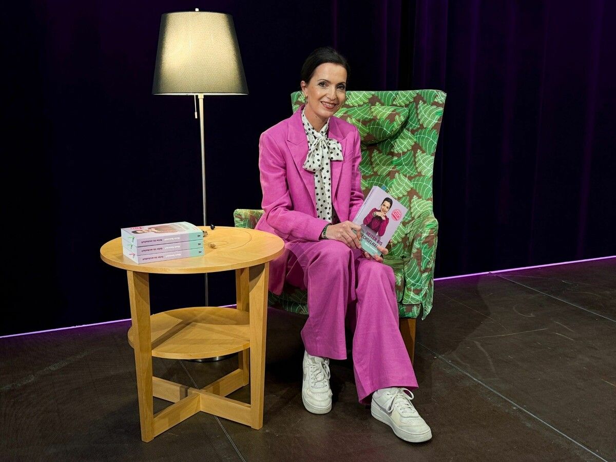 Nicole Benvenuti las aus ihrem neuen Buch „Heiter bis wechselhaft“.