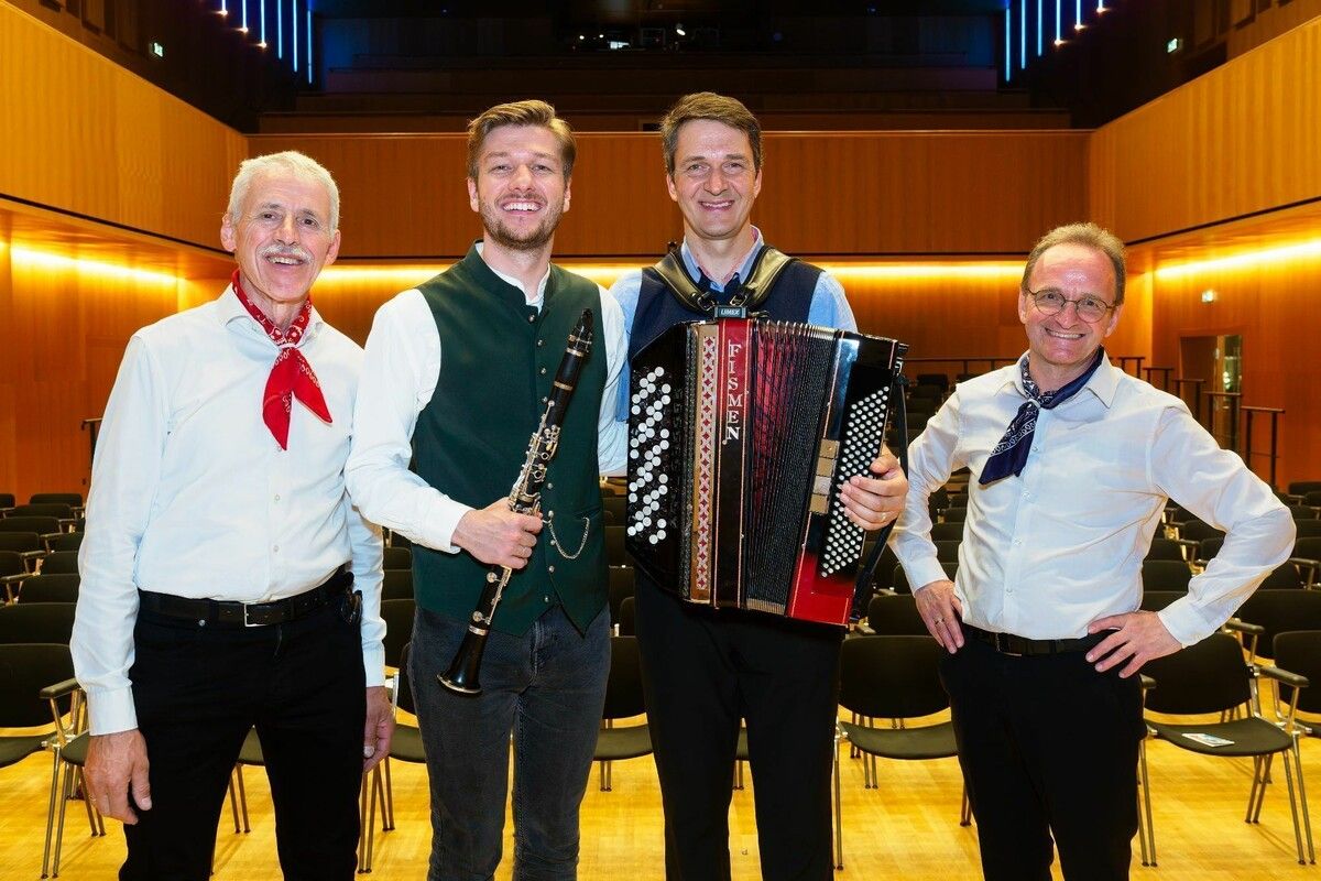 Obmann Hermann Nachbaur, Filip Bartenbach, Clemens Tschallener und Chorleiter Thomas Thurnher. ⇒ALO (2)