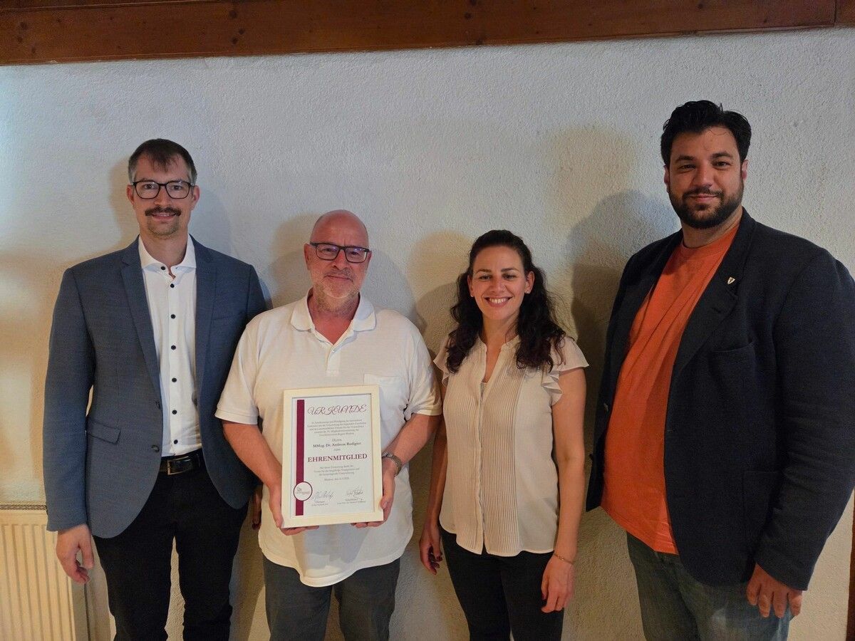 Obmann Stefan Stachniß mit dem neuen Ehrenmitglied Andreas Rudigier sowie Daniela Beck vom Kulturamt und Stadtrat Cenk Dogan.⇒os