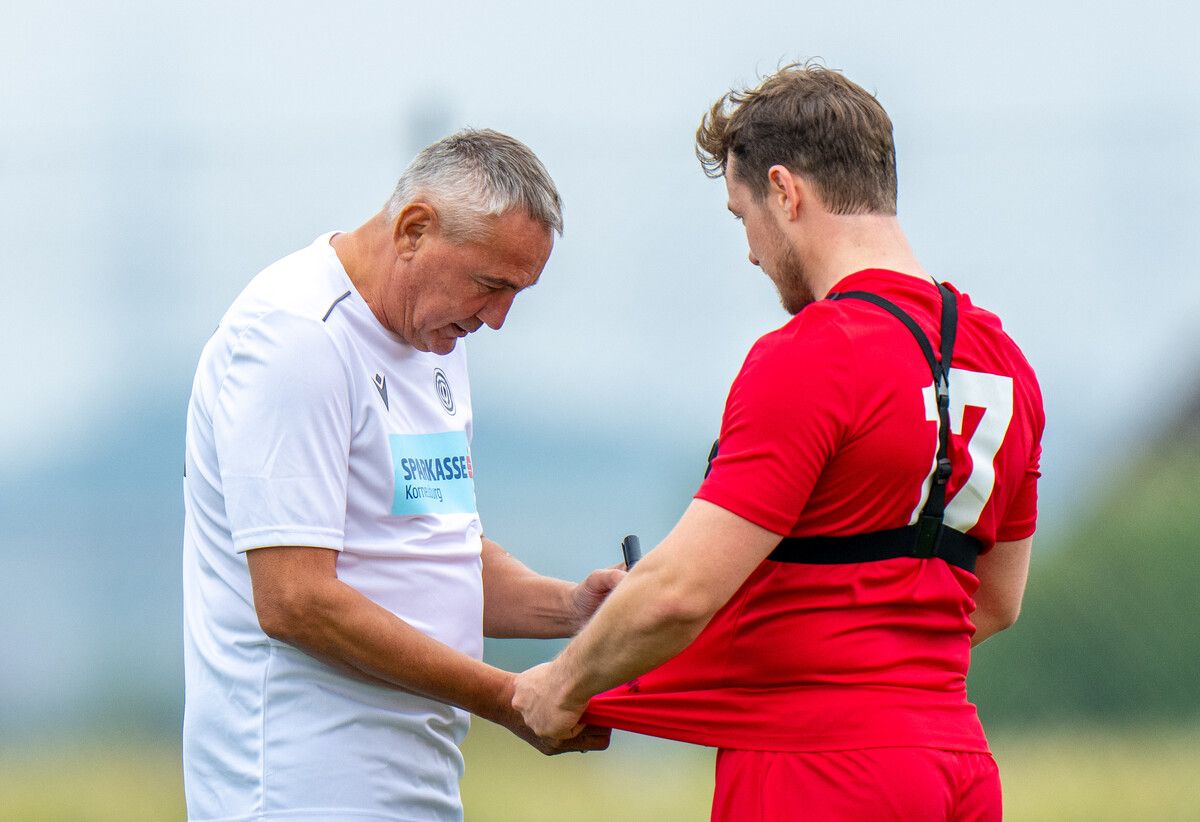 Österreichs Fußball -und Trainerlegende Peter Pacult wird auch beim Freundschaftsspiel beim SV Gaißau mit von der Partie sein und für Autogramme zur Verfügung stehen.⇒gepa