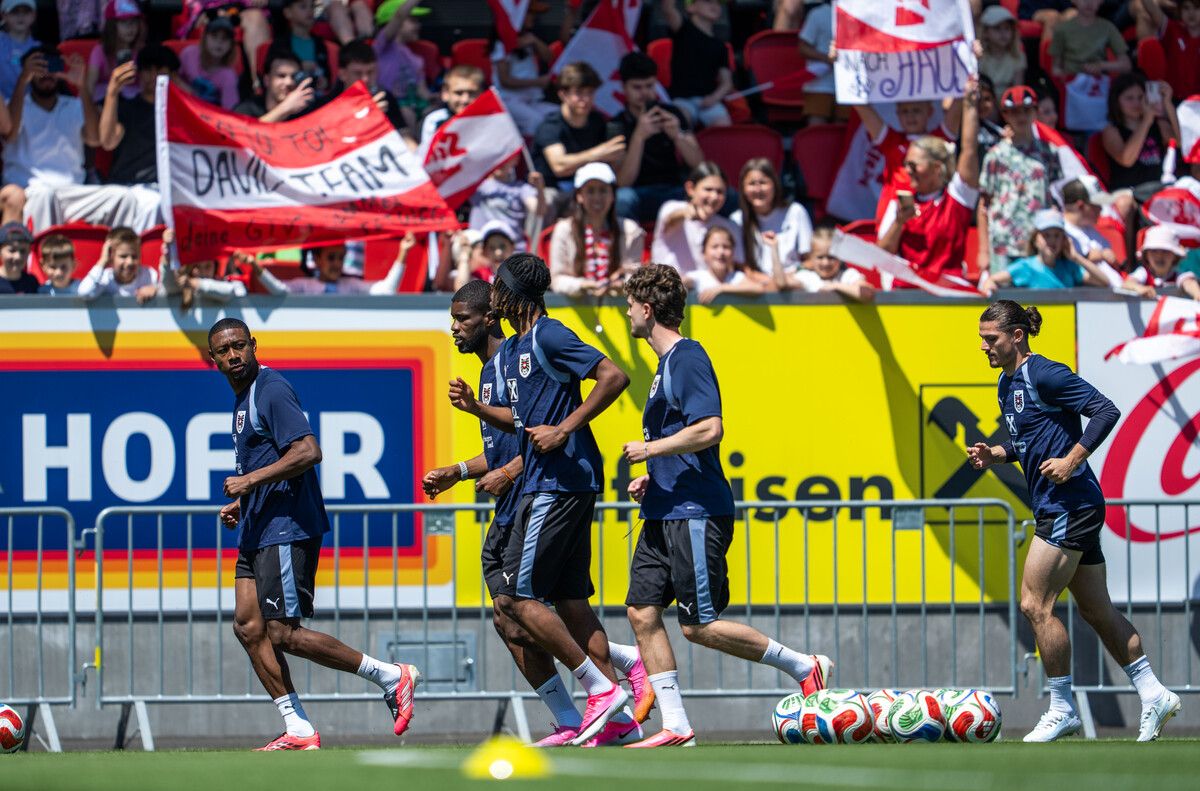 Österreichs Nationalspieler wurden beim ersten Training im Zuge der WM-Vorbereitung von über 1000 Fans angefeuert.⇒apa