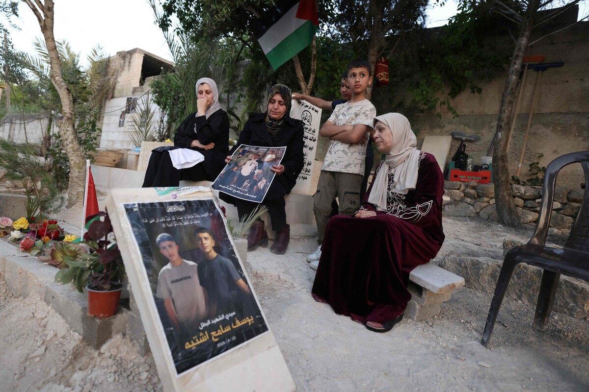 Palästinensische Angehörige besuchen das Grab des 15-jährigen Youssef Sameh Shtayyeh nahe Nablus. Der Schüler wurde laut Berichten von israelischen Soldaten erschossen.