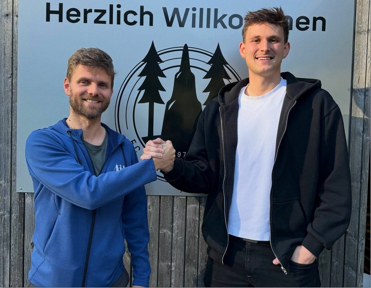 Pascal Goldmann mit Sportchef Ralph Zündel (l.) bei der Vertragsunterzeichnung in Schwarzenberg.⇒vn/tk