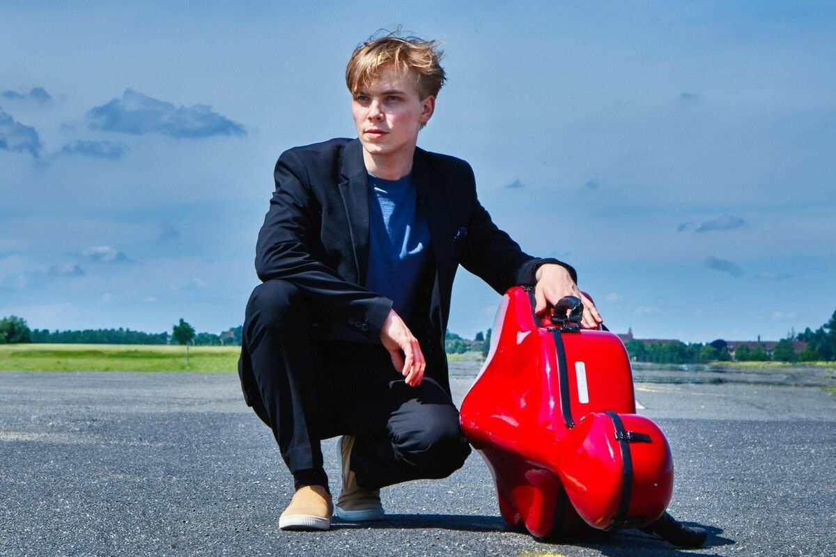 Philipp Schupelius kommt nach seinem Auftritt 2024 wieder zur :alpenarte und bringt seinen Duopartner Leon Lorenz (Perkussion) mit nach Schwarzenberg.⇒Rüdiger Schestag
