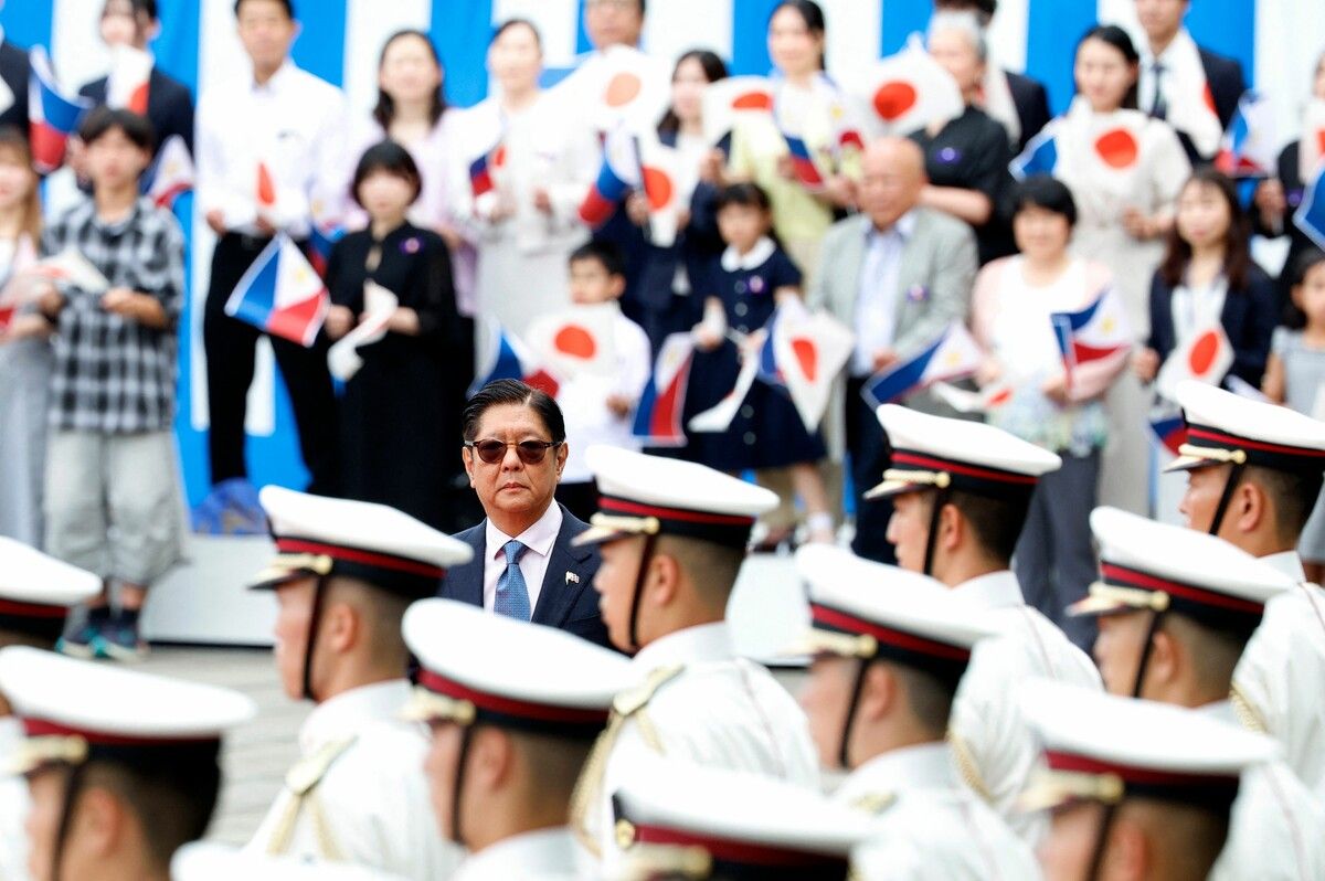 Philippinen-Präsident Ferdinand Marcos Jr. inspiziert eine Ehrenformation im Kaiserpalast in Tokio. AFP (5)