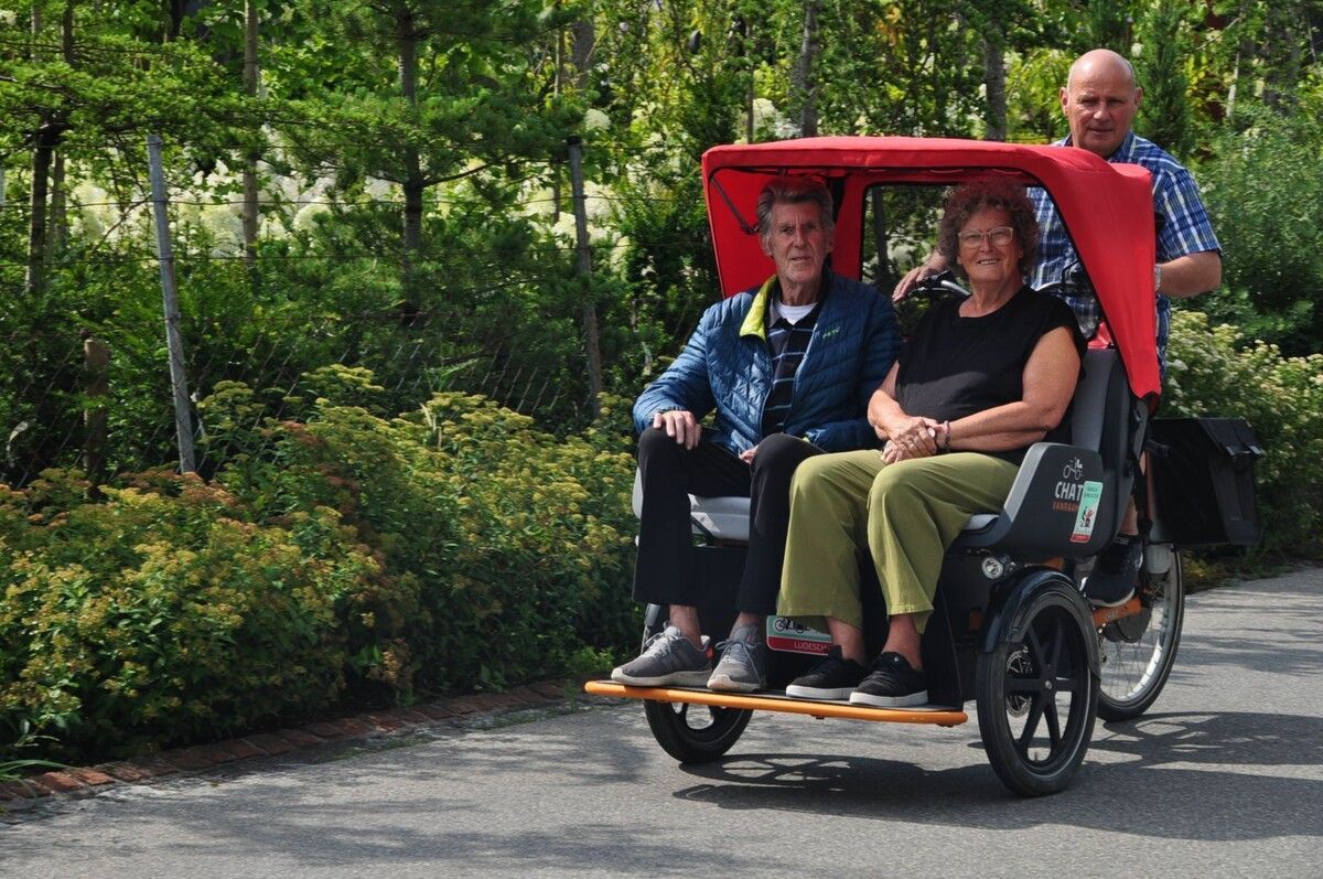Pilot Ehrenfried Schnetzer mit Ursula und Fritz Schnetzer.⇒hab
