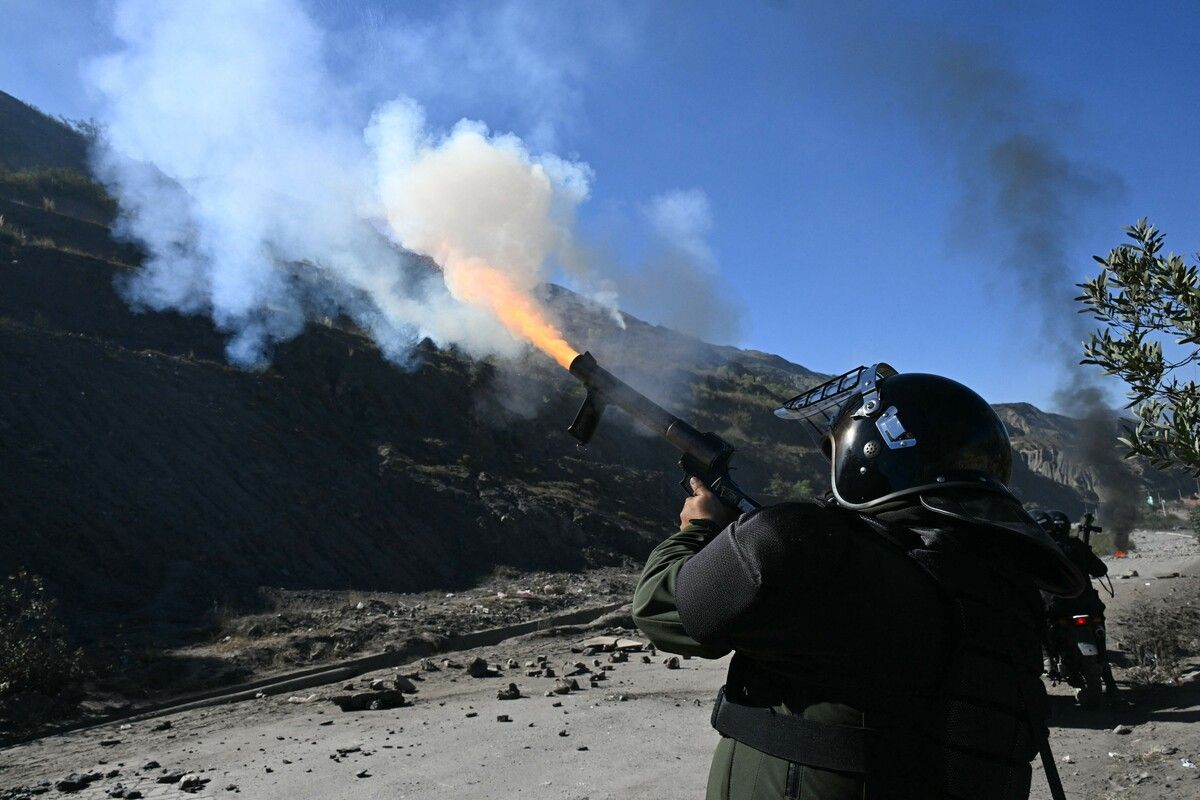 Polizisten setzen Tränengas gegen protestierende Bauern ein, die eine Straße nahe La Paz in Bolivien blockieren. AFP (5)