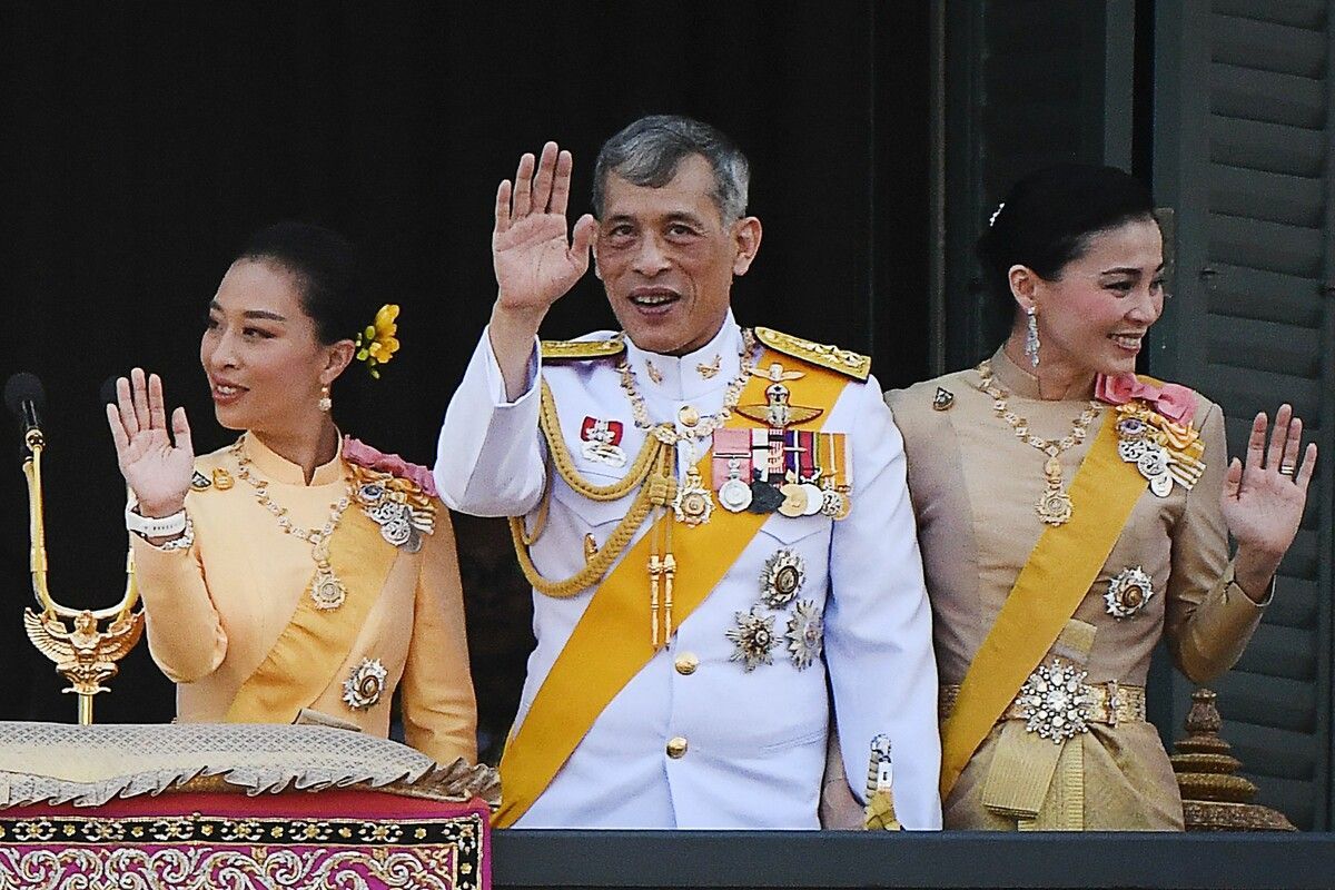 Prinzessin Bajrakitiyabha (l.) mit ihrem Vater König Maha Vajiralongkorn und seiner vierten Ehefrau Königin Suthida.  ⇒AFP