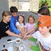 Kinder lernen, wie aus Kräutern Medizin wird