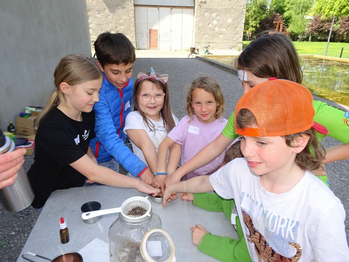 Probieren erlaubt, hieß es beim Kinder-Kräuterkurs des OGV Dornbirn. ⇒cth (2)