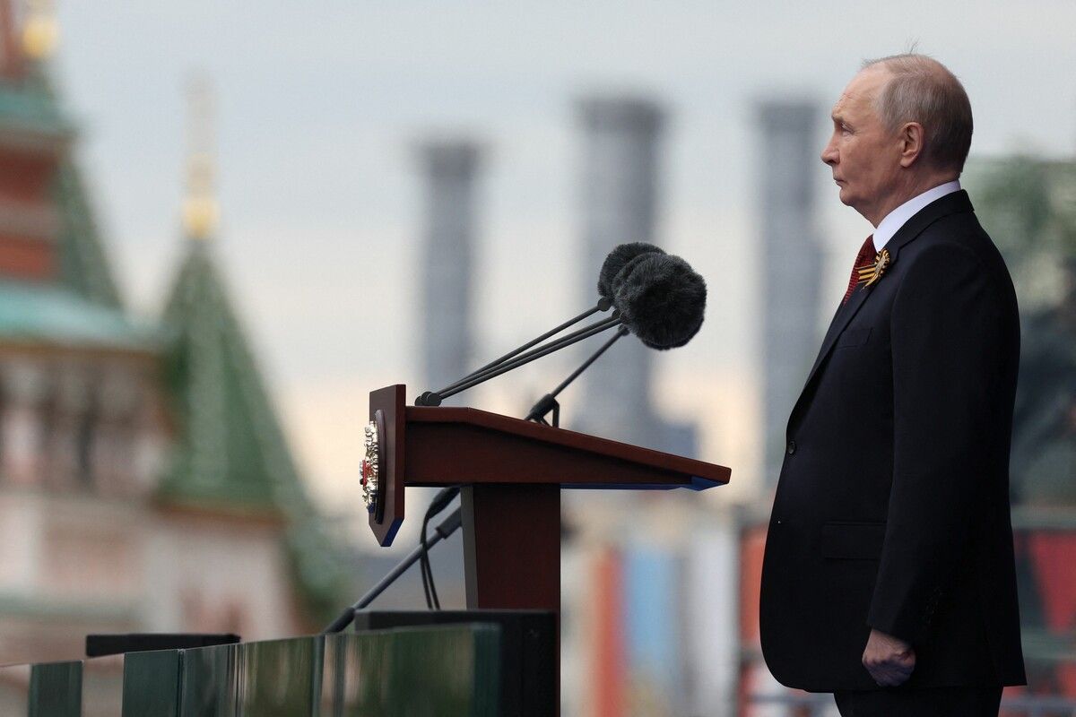 Putin hatte sich bei der Militärparade zum 9. Mai noch sicher gezeigt, dass Moskaus Armee den Angriffskrieg gegen die Ukraine gewinnt.⇒AFP