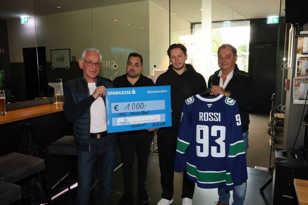 „Quadro-Ernst“, Wirt Simon Scherl, Eishockeystar Marco Rossi und Trikot-Ersteigerer Franz Höfle.⇒Arno Meusburger
