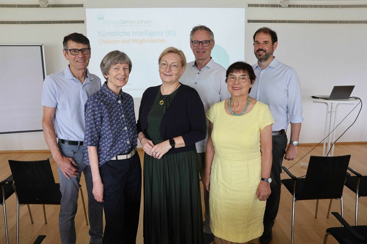 Referentin Edith Simöl (3. v. li.) mit Peter Kopf, Monika Lindermayr, Helmut Giesinger, Edith Lutz und Bildungshaus-GF Christof Abbrederis. ⇒AME