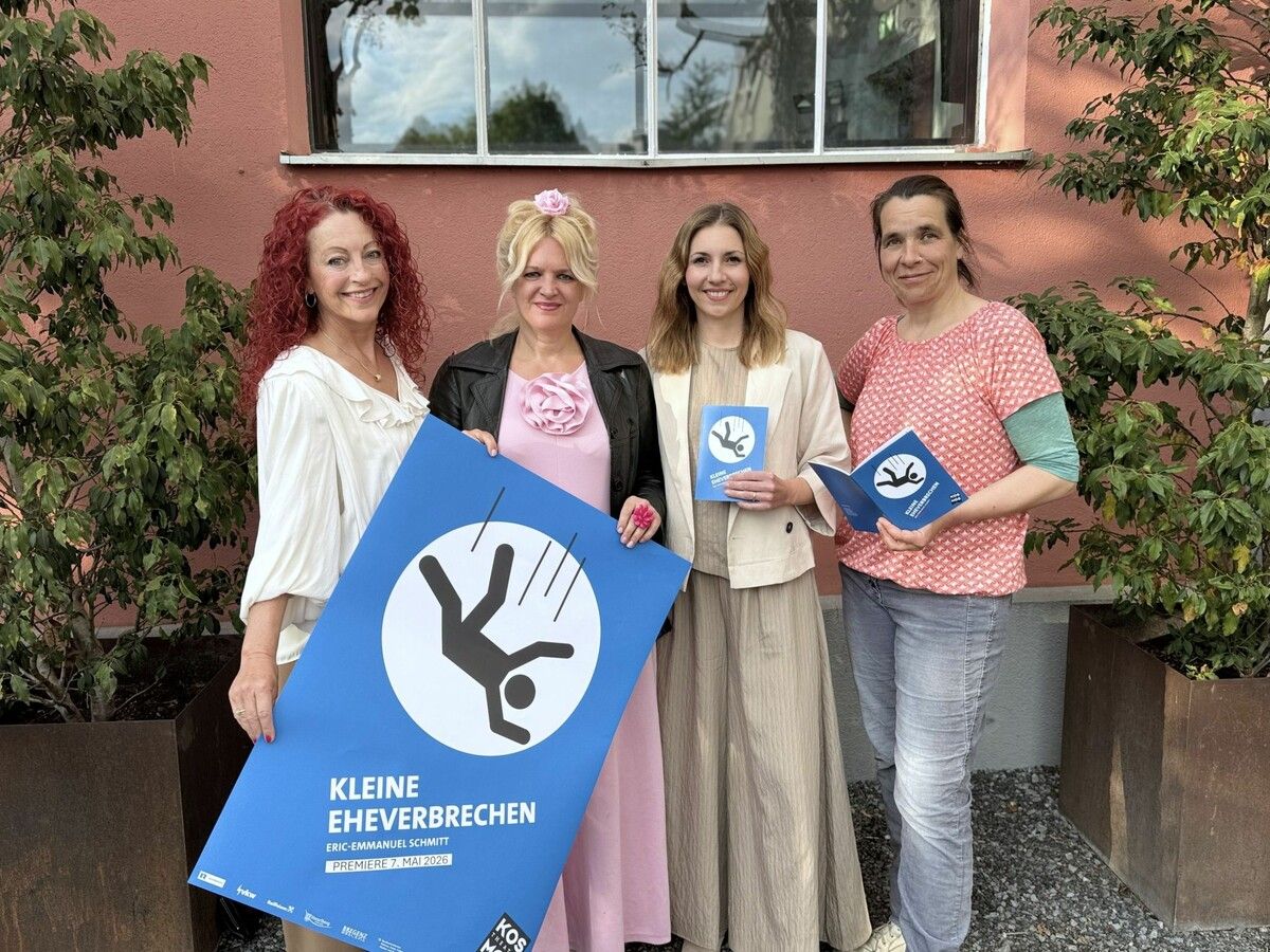 Regisseurin Michaela Vogel (2. v. re.) mit Garderobiere Susanne Kessler, Kostümbildnerin Nicole Wehinger und Bühnenbildnerin Mandy Hanke bei der Premiere im Theater Kosmos.⇒Sigrid Juen