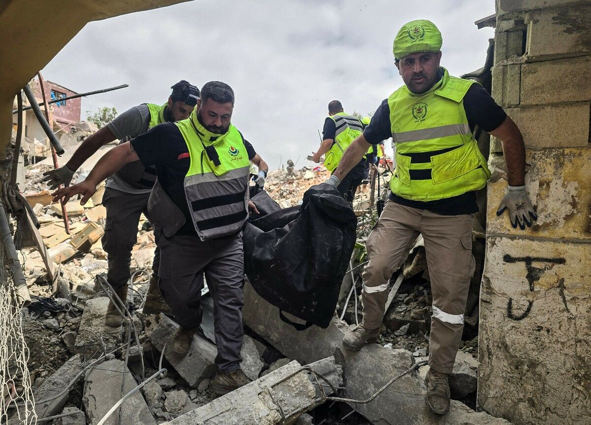 Rettungskräfte in Burj al-Shamali bergen Tote und Verletzte aus den Trümmern.⇒AFP