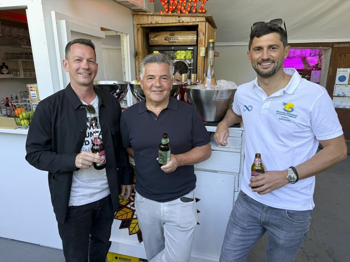 Robert S. Salant, Martin Berthold und Stefan Köb erklärten die Beachbar-Saison 2026 für eröffnet.⇒König