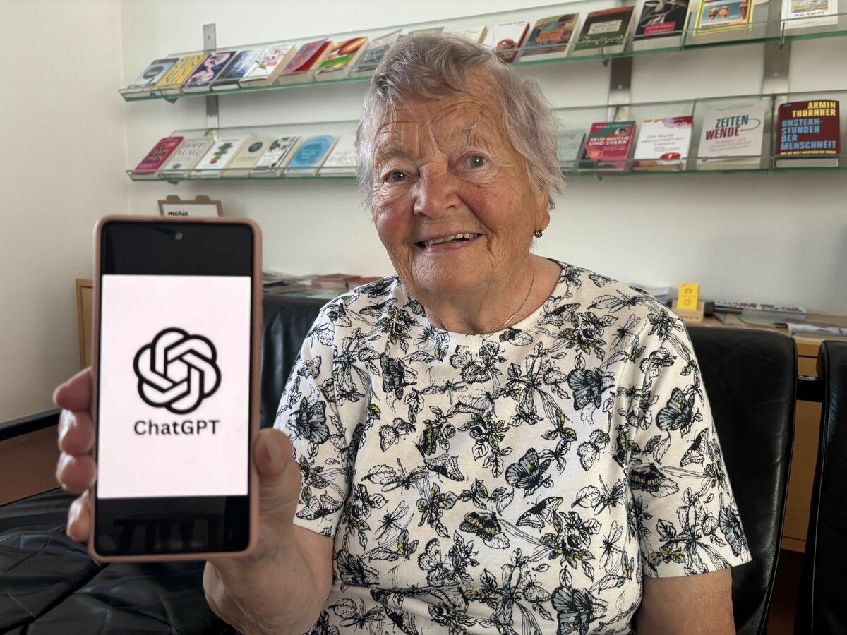 Roswitha Eder (88) aus Lauterach ist nur wegen ihres Mannes bei der Veranstaltung – sie selbst nutzt das Internet nicht und bekommt die KI nur durch ihren Mann mit.⇒VN