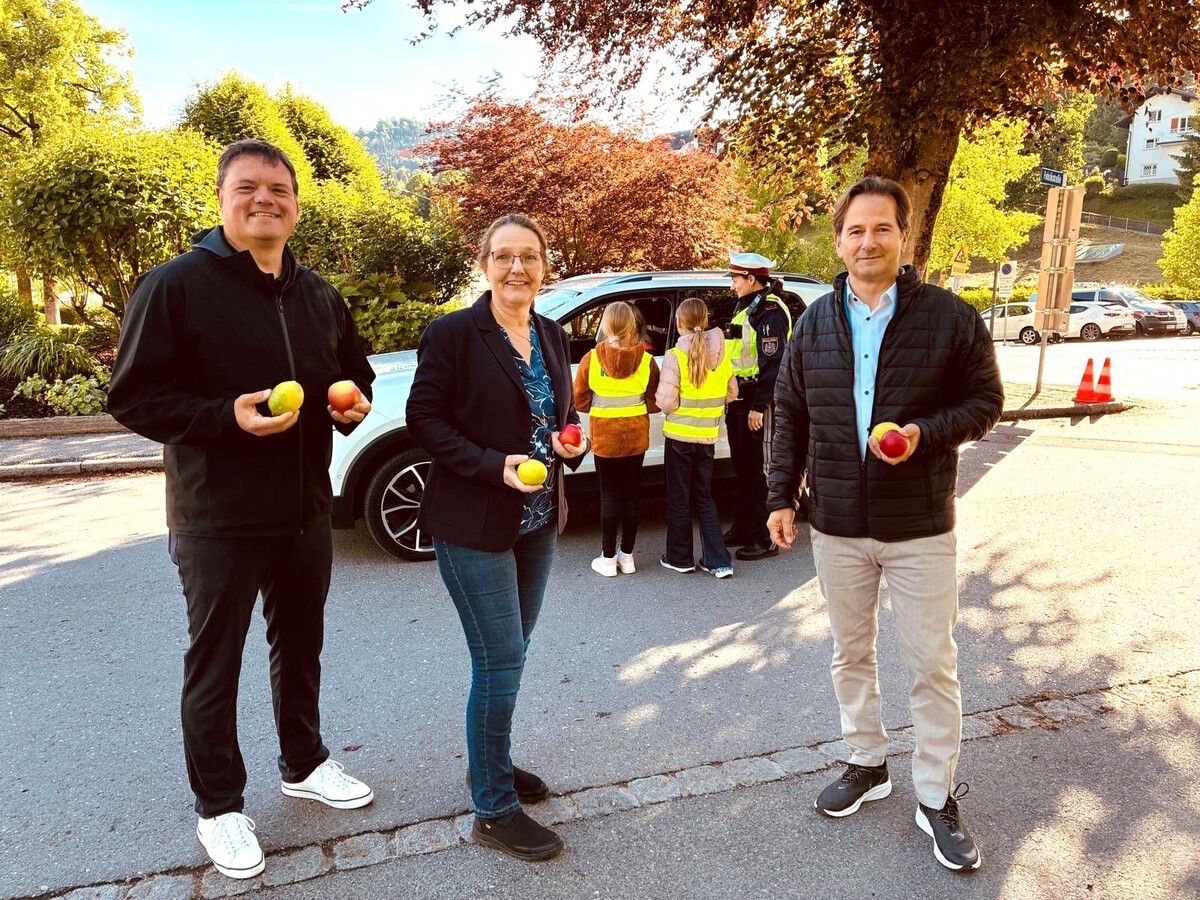Rund 150 Volksschulkinder kontrollierten gemeinsam mit Polizei Thomas Schierle (Bürgermeister Schwarzach), Angelika Walser (Bildungsdirektion) und Martin Pfanner (KfV) die Geschwindigkeit im Umfeld ihrer Schulen. ⇒KFV