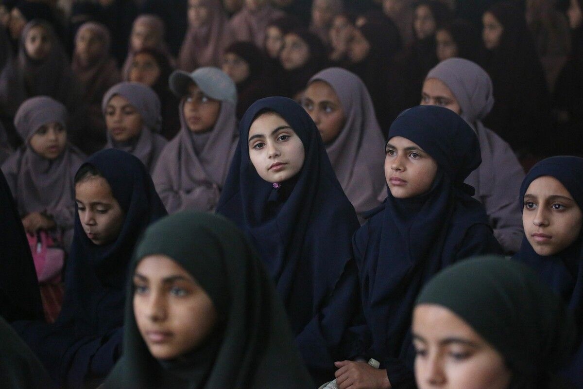 Rund 470 palästinensische Mädchen und junge Frauen nehmen nach langer kriegsbedingter Pause an einem Koranrezitationskreis in Chan Junis im Gazastreifen teil. AFP (5)